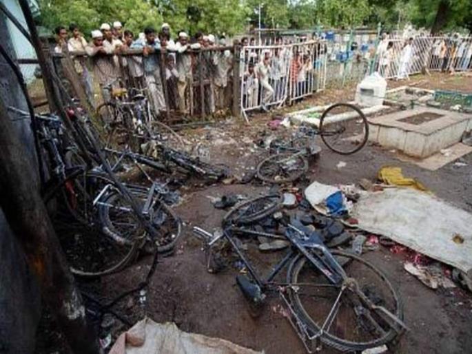 Malegaon Blast verdict How were the 7 accused in the Malegaon blast case acquitted | स्फोटात सहा मृत्यूमुखी, सीडी तुटली अन् दोन आरोपी गायब; मालेगाव बॉम्बस्फोटातील ७ आरोपी कसे निर्दोष सुटले? Malegaon Blast verdict How were the 7 accused in the Malegaon blast case acquitted | स्फोटात सहा मृत्यूमुखी, सीडी तुटली अन् दोन आरोपी गायब; मालेगाव बॉम्बस्फोटातील ७ आरोपी कसे निर्दोष सुटले?