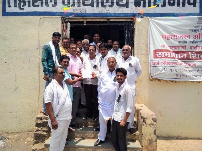 Petrol price hike ; congress protest against government | पेट्रोल दरवाढीचा काँग्रेसकडून निषेध; मालेगाव तहसीलदारांना निवेदन Petrol price hike ; congress protest against government | पेट्रोल दरवाढीचा काँग्रेसकडून निषेध; मालेगाव तहसीलदारांना निवेदन