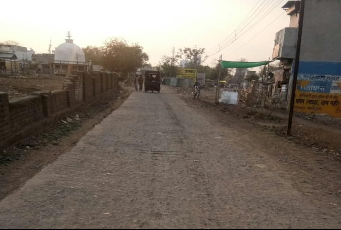 Roads condition in malegao is very bad | मालेगावातील रस्त्यांची दुरवस्था ; खड्डयांमुळे जडताहेत मणक्याचे आजार! Roads condition in malegao is very bad | मालेगावातील रस्त्यांची दुरवस्था ; खड्डयांमुळे जडताहेत मणक्याचे आजार!