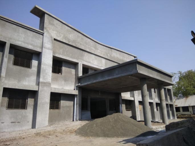 Work on the new building of Malegaon tahsil office is slow | मालेगाव तहसील कार्यालयाच्या नविन इमारतीचे काम संथगतीने Work on the new building of Malegaon tahsil office is slow | मालेगाव तहसील कार्यालयाच्या नविन इमारतीचे काम संथगतीने