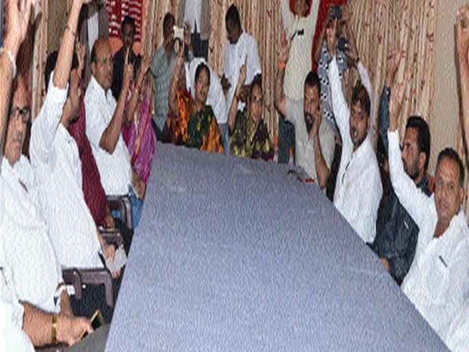 17 directors of the Shiv Sena-BJP combine together to disagree with the Malegaon chairmanship; | मालेगाव सभापतींविरुद्ध अविश्वास ठराव मंजुर, शिवसेना-भाजपाचे १७ संचालक एकत्र 17 directors of the Shiv Sena-BJP combine together to disagree with the Malegaon chairmanship; | मालेगाव सभापतींविरुद्ध अविश्वास ठराव मंजुर, शिवसेना-भाजपाचे १७ संचालक एकत्र