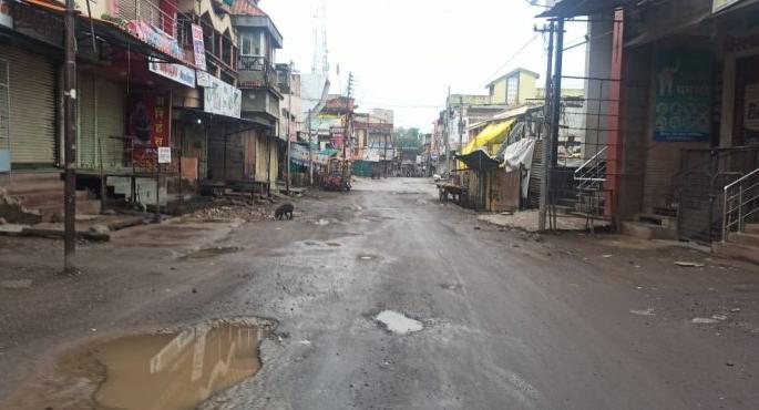 100% response of traders to Malegaon Janata Curfew! | मालेगाव येथील जनता कर्फ्यूला व्यापाऱ्यांचा १०० टक्के प्रतिसाद!