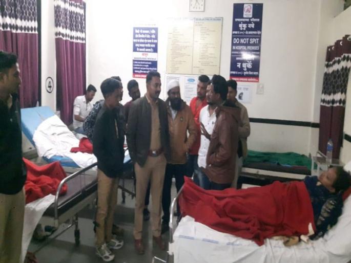 7 injured in fighting between two groups in malegaon nashik | ट्रकला कट मारल्याच्या कारणावरून वऱ्हाडाला मारहाण, 7 जण जखमी 7 injured in fighting between two groups in malegaon nashik | ट्रकला कट मारल्याच्या कारणावरून वऱ्हाडाला मारहाण, 7 जण जखमी