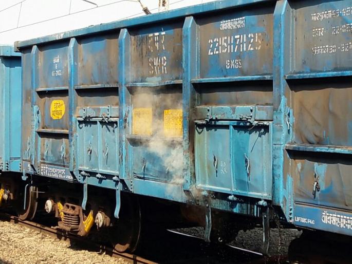 Fire extinguishes fire in coal cargo; Big disaster was avoided | कोळशाच्या मालगाडीला लागली आग अकोल्यात विझविली; मोठा अनर्थ टळला Fire extinguishes fire in coal cargo; Big disaster was avoided | कोळशाच्या मालगाडीला लागली आग अकोल्यात विझविली; मोठा अनर्थ टळला