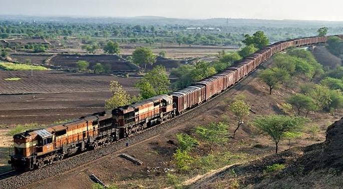 1450 freight trains ran during lockdown | लॉकडाऊनच्या काळात रेल्वेने ही महत्वपूर्ण भूमिका बजावली...१४५० मालवाहतूक रेल्वेने पोहोचले अत्यावश्यक साहित्य 1450 freight trains ran during lockdown | लॉकडाऊनच्या काळात रेल्वेने ही महत्वपूर्ण भूमिका बजावली...१४५० मालवाहतूक रेल्वेने पोहोचले अत्यावश्यक साहित्य