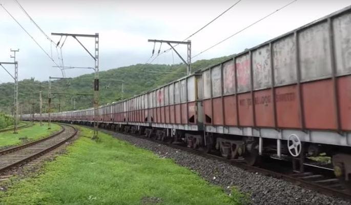 Central Railway transports 70,374 wagons in 1,415 racks | मध्य रेल्वेने १,४१५ रॅक्समध्ये केली ७०,३७४ वॅगन माल वाहतूक