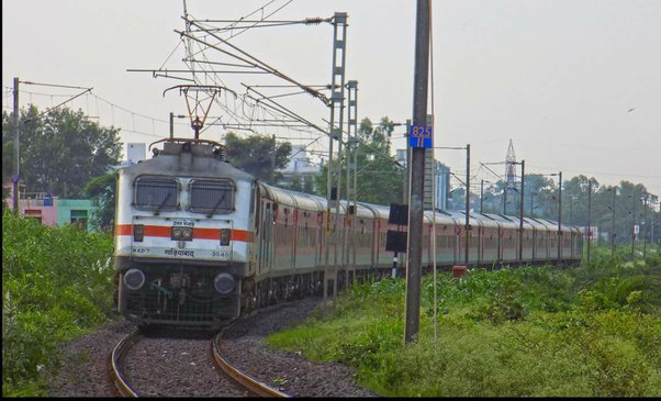 passengers stranded train schedule collapsed police deployment at malgaon railway station sawantwadi | प्रवाशी अडकले, रेल्वेचे वेळापत्रक कोलमडले; मळगाव रेल्वेस्थानकात पोलीस बंदोबस्त passengers stranded train schedule collapsed police deployment at malgaon railway station sawantwadi | प्रवाशी अडकले, रेल्वेचे वेळापत्रक कोलमडले; मळगाव रेल्वेस्थानकात पोलीस बंदोबस्त