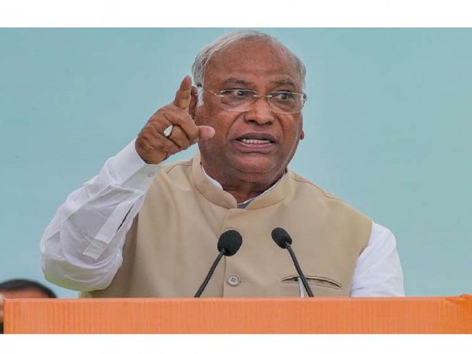 'BJP stole our 6 governments...why not call them thieves and bandits', Congress president Mallikarjun Kharge's attack | 'भाजपने आमची 6 सरकारे चोरली...त्यांना चोर म्हणू का डाकू', काँग्रेस अध्यक्षांचा हल्लाबोल 'BJP stole our 6 governments...why not call them thieves and bandits', Congress president Mallikarjun Kharge's attack | 'भाजपने आमची 6 सरकारे चोरली...त्यांना चोर म्हणू का डाकू', काँग्रेस अध्यक्षांचा हल्लाबोल