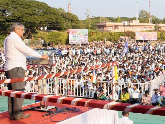 Take us among the men oh sahib ... in front of Prakash Ambedkar, the name of the woman is called | आम्हाला माणसांत घ्या ओ साहेब...प्रकाश आंबेडकरांसमोर त्या महिलेची आर्त हाक