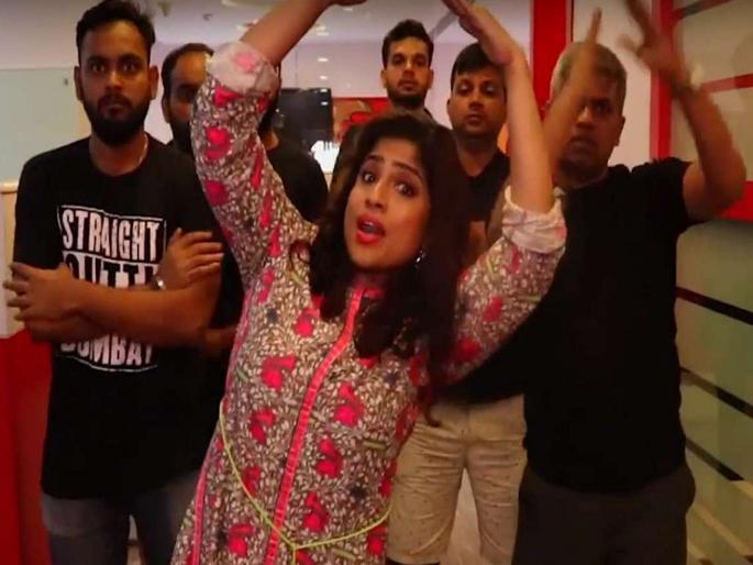 Malishka's song re-viral on 'mumbai potholes' | 'मुंबई गेली खड्ड्यात', पावसानं तुंबलेल्या मुंबईवर मलिष्काचं गाणं पुन्हा व्हायरल Malishka's song re-viral on 'mumbai potholes' | 'मुंबई गेली खड्ड्यात', पावसानं तुंबलेल्या मुंबईवर मलिष्काचं गाणं पुन्हा व्हायरल