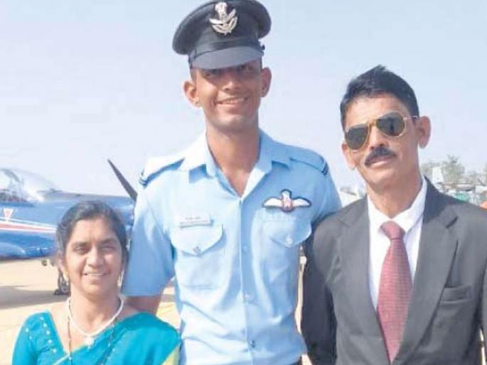 Vasai's stubborn flag in military service | लष्करी सेवेत वसईचा अटकेपार झेंडा, भुईगावचे सुपुत्र माल्कम डायस यांची ‘फ्लाइट लेफ्टनंट’पदी बढती Vasai's stubborn flag in military service | लष्करी सेवेत वसईचा अटकेपार झेंडा, भुईगावचे सुपुत्र माल्कम डायस यांची ‘फ्लाइट लेफ्टनंट’पदी बढती