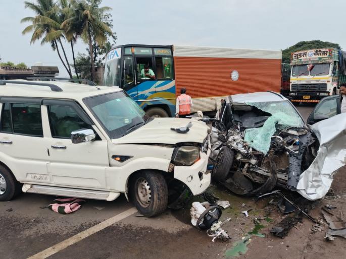 A speeding car collided with a car coming from the opposite direction, five injured; An accident took place on the Pune-Bangalore highway | Satara News: उलट्या दिशेने महामार्ग ओलांडताना दोन कारची समोरासमोर धडक, पाचजण जखमी A speeding car collided with a car coming from the opposite direction, five injured; An accident took place on the Pune-Bangalore highway | Satara News: उलट्या दिशेने महामार्ग ओलांडताना दोन कारची समोरासमोर धडक, पाचजण जखमी