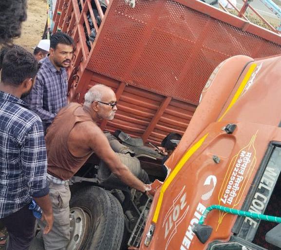 four dead in speeding mini truck accident | भरधाव मिनीट्रकच्या अपघातात चार ठार four dead in speeding mini truck accident | भरधाव मिनीट्रकच्या अपघातात चार ठार