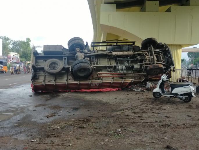 Accident to a container carrying railway material | रेल्वेचे साहित्य घेऊन जाणाऱ्या कंटेनरला अपघात Accident to a container carrying railway material | रेल्वेचे साहित्य घेऊन जाणाऱ्या कंटेनरला अपघात