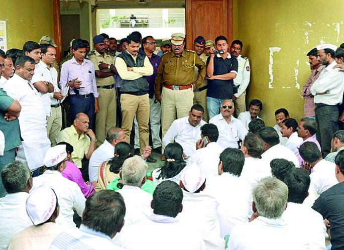 Malkapur SDO office all-party leaders and farmers stab for two hours! | मलकापूर एसडीओ कार्यालयात सर्वपक्षीय नेते व शेतकर्यांचा दोन तास ठिय्या! Malkapur SDO office all-party leaders and farmers stab for two hours! | मलकापूर एसडीओ कार्यालयात सर्वपक्षीय नेते व शेतकर्यांचा दोन तास ठिय्या!