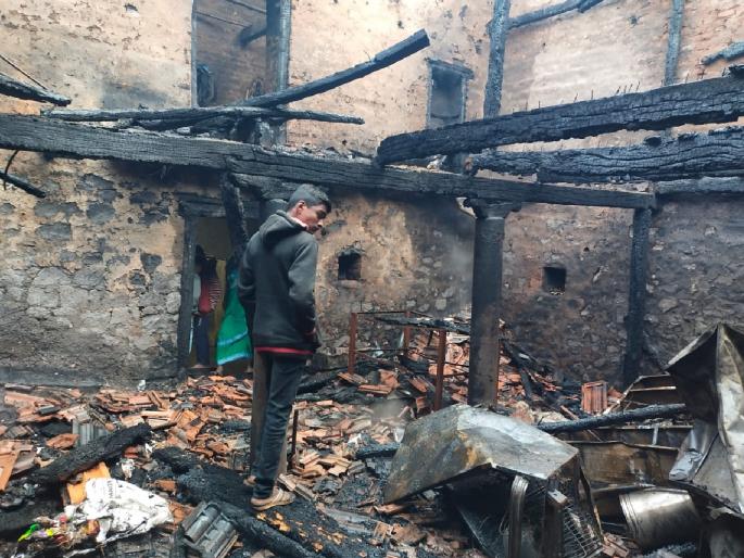 Kolhapur: House gutted in fire in Malkapur towards Shittur, massive damage including material | कोल्हापूर: शित्तूर तर्फ मलकापुरात आगीत घर भस्मसात, प्रापंचिक साहित्यासह मोठे नुकसान Kolhapur: House gutted in fire in Malkapur towards Shittur, massive damage including material | कोल्हापूर: शित्तूर तर्फ मलकापुरात आगीत घर भस्मसात, प्रापंचिक साहित्यासह मोठे नुकसान