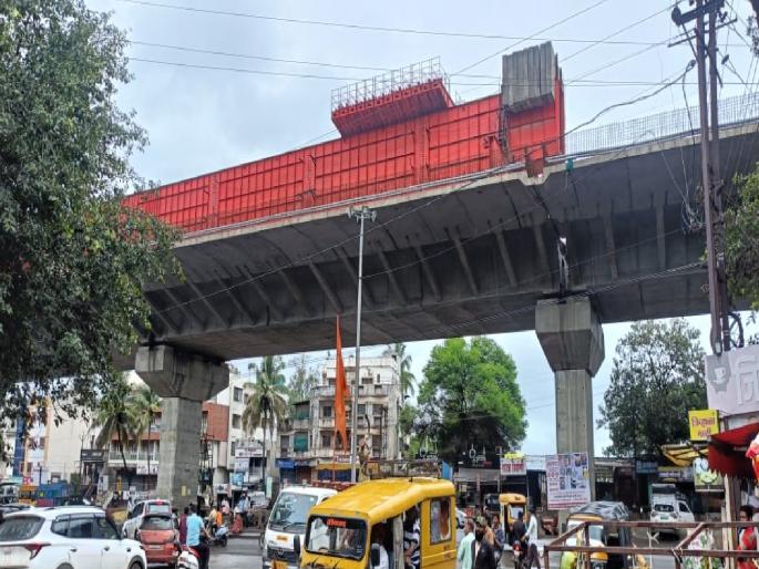 Will the girder machine of the flyover in Malkapur be dismantled, confusion among drivers regarding traffic | Satara: मलकापुरातील उड्डाणपुलाचे गरडर मशीन उतरवणार?, वाहतुकीबाबत वाहनचालकांमध्ये संभ्रम Will the girder machine of the flyover in Malkapur be dismantled, confusion among drivers regarding traffic | Satara: मलकापुरातील उड्डाणपुलाचे गरडर मशीन उतरवणार?, वाहतुकीबाबत वाहनचालकांमध्ये संभ्रम
