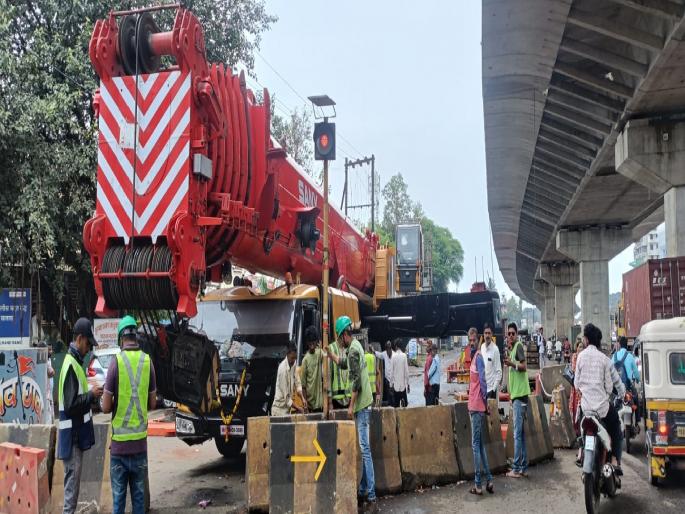The work of dismantling the launcher machine in Malkapur used for the flyover on the Pune Bangalore National Highway has been completed | Pune-Bangalore Highway: सहाशे टनांच्या जम्बो क्रेनचा वापर, मलकापुरातील लाँचर उतरविण्याचे काम पूर्ण