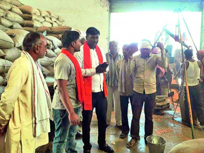 Malkapur: Shivsena's jerk; Maqa starts shopping for a question! | मलकापूर : शिवसेनेचा हिसका; जाब विचारताच मका खरेदीस प्रारंभ! Malkapur: Shivsena's jerk; Maqa starts shopping for a question! | मलकापूर : शिवसेनेचा हिसका; जाब विचारताच मका खरेदीस प्रारंभ!