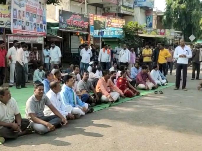 block road in malkapur 50 people of maha vikas aghadi stationed | मलकापुरात रास्ता रोको : महाविकास आघाडीचे ५० जण स्थानबद्ध..! block road in malkapur 50 people of maha vikas aghadi stationed | मलकापुरात रास्ता रोको : महाविकास आघाडीचे ५० जण स्थानबद्ध..!