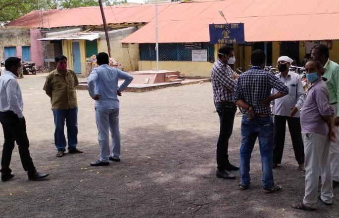 Malkapur : Congress corporator beaten water supply engineer | काँग्रेस नगरसेवकाची पाणीपुरवठा अभियंत्यास सभागृहातच मारहाण Malkapur : Congress corporator beaten water supply engineer | काँग्रेस नगरसेवकाची पाणीपुरवठा अभियंत्यास सभागृहातच मारहाण