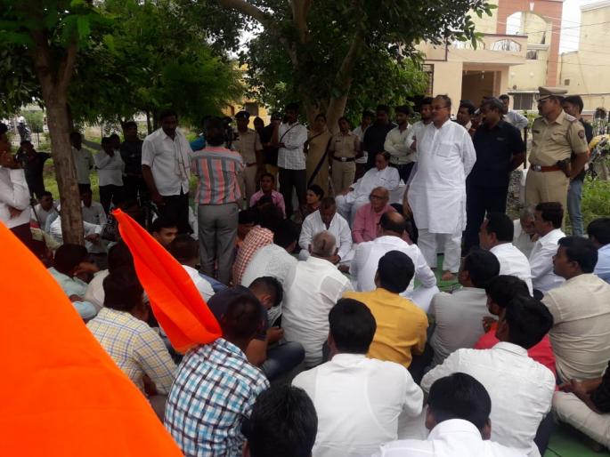 Maratha Reservation Protest: In front of the MLA's house | Maratha Reservation Protest: मलकापूरात आमदारांच्या घरासमोर ठिय्या  Maratha Reservation Protest: In front of the MLA's house | Maratha Reservation Protest: मलकापूरात आमदारांच्या घरासमोर ठिय्या