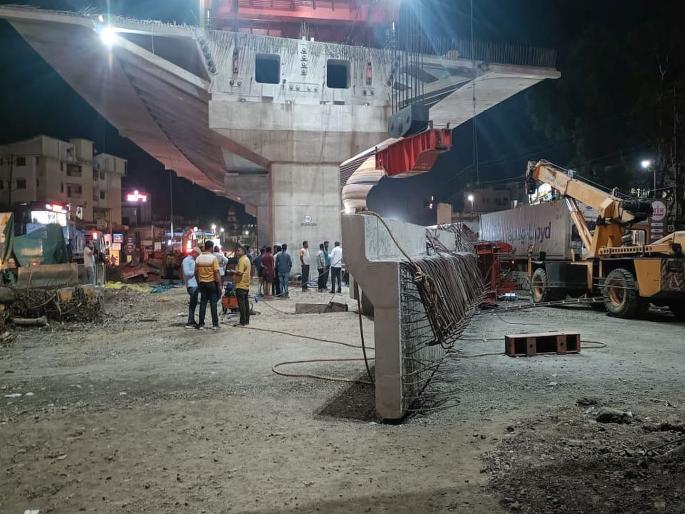 Major accident during construction of unique flyover in Malkapur; 32 ton segment collapses while being installed | मलकापुरात युनिक उड्डाणपुलाच्या कामात मोठी दुर्घटना; ३२ टन वजनाचा सिग्मेंट बसवताना कोसळला 