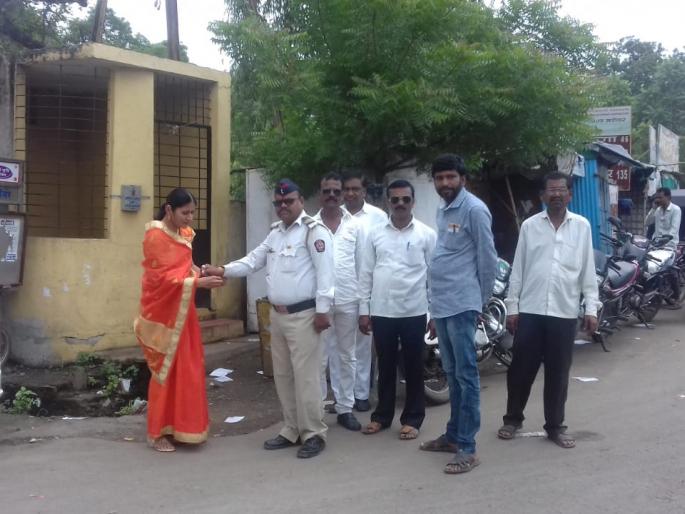 Unique Rakshabandhan in Malkapur ... Zilla Parishad vice president tie rakhi | मलकापुरात अनोखे रक्षाबंधन... जिल्हा परिषद उपाध्यक्ष मंगला रायपुरेंनी बांधली पोलिस दादाला राखी  Unique Rakshabandhan in Malkapur ... Zilla Parishad vice president tie rakhi | मलकापुरात अनोखे रक्षाबंधन... जिल्हा परिषद उपाध्यक्ष मंगला रायपुरेंनी बांधली पोलिस दादाला राखी