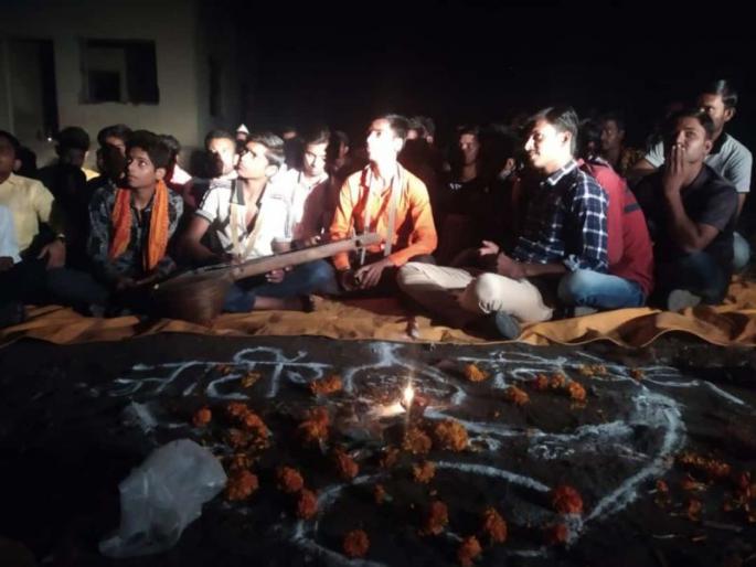 Belad villagers celebrate Diwali on the dumping ground near the village | कचऱ्याच्या ढिगावर बेलाड वासीयांनी केली दिवाळी साजरी Belad villagers celebrate Diwali on the dumping ground near the village | कचऱ्याच्या ढिगावर बेलाड वासीयांनी केली दिवाळी साजरी