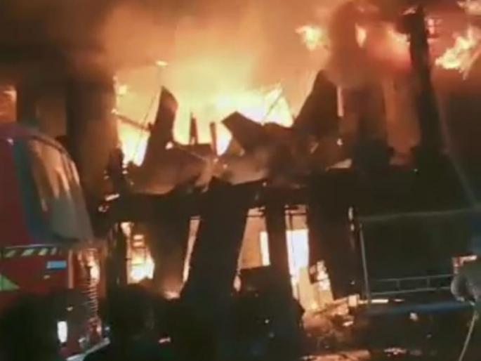 Massive fire in Malkapur, burning down six to seven shops | मलकापूरात भीषण आग, सहा ते सात दुकाने जळून खाक Massive fire in Malkapur, burning down six to seven shops | मलकापूरात भीषण आग, सहा ते सात दुकाने जळून खाक