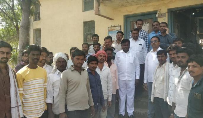 Malkapur: Farmers angry because electricity supply is shut down; Vandalism at Msedcl Office | मलकापूरः वीजपुरवठा बंद असल्याने शेतकरी संतप्त; महावितरण कार्यलयात तोडफोड Malkapur: Farmers angry because electricity supply is shut down; Vandalism at Msedcl Office | मलकापूरः वीजपुरवठा बंद असल्याने शेतकरी संतप्त; महावितरण कार्यलयात तोडफोड