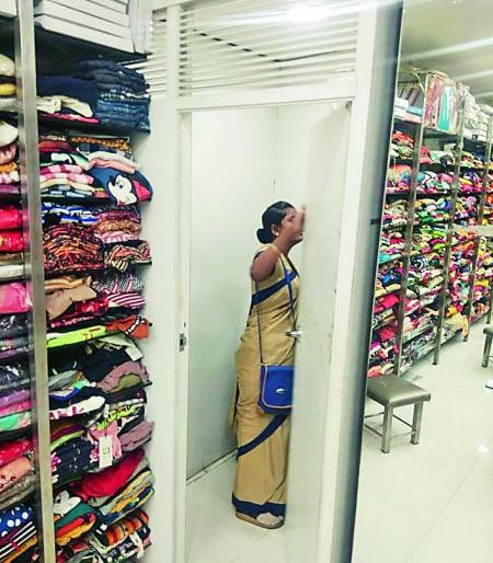 Police inspect malls in Nagpur city | नागपूर शहरातील मॉल्सची पोलिसांकडून तपासणी Police inspect malls in Nagpur city | नागपूर शहरातील मॉल्सची पोलिसांकडून तपासणी