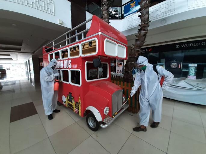 The mall will be unlocked; After four months, the mall staff will return to work | मॉल होणार अनलॉक; चार महिन्यांनंतर मॉलमधील कर्मचारी होणार कामावर रुजू The mall will be unlocked; After four months, the mall staff will return to work | मॉल होणार अनलॉक; चार महिन्यांनंतर मॉलमधील कर्मचारी होणार कामावर रुजू