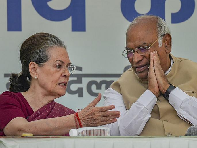 Mallikarjun Kharge is fully qualified to lead the Congress in the ongoing struggle for the country | देशासाठी सुरू असलेल्या संघर्षात काँग्रेसचे नेतृत्व करण्यासाठी खरगे हेच सर्वार्थाने पात्र