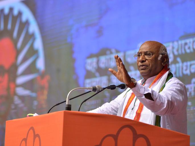 mallikarjun kharge readiness to step down as leader of the opposition proposal submitted to sonia gandhi | विरोधी पक्षनेतेपद सोडण्याची खरगेंची तयारी; सोनिया गांधींकडे प्रस्ताव सादर mallikarjun kharge readiness to step down as leader of the opposition proposal submitted to sonia gandhi | विरोधी पक्षनेतेपद सोडण्याची खरगेंची तयारी; सोनिया गांधींकडे प्रस्ताव सादर