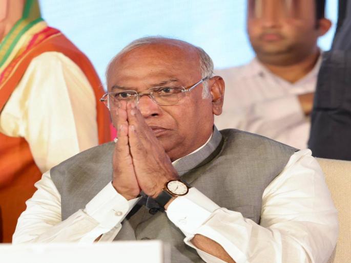 congress mallikarjun kharge get emotional in kalburi karnataka rally for lok sabha election 2024 | “भले काँग्रेसला मत देऊ नका, पण चांगले काम केले असेल तर अंत्ययात्रेला नक्की या”: खरगे भावूक congress mallikarjun kharge get emotional in kalburi karnataka rally for lok sabha election 2024 | “भले काँग्रेसला मत देऊ नका, पण चांगले काम केले असेल तर अंत्ययात्रेला नक्की या”: खरगे भावूक