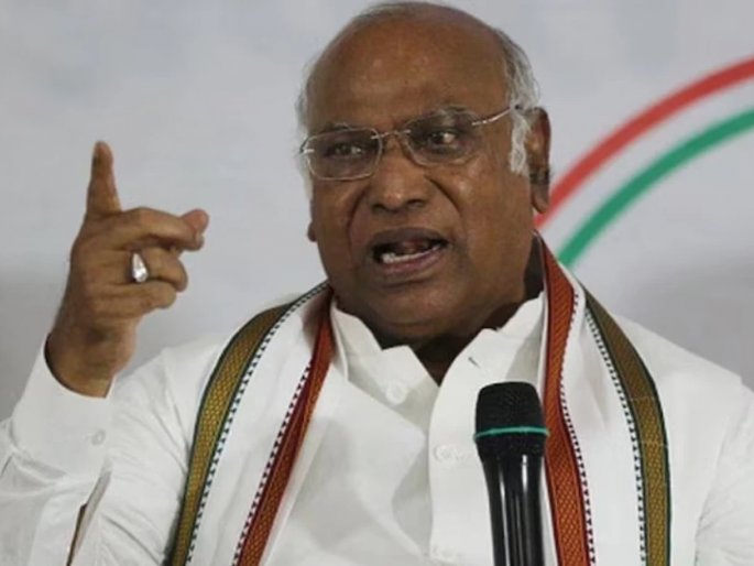 BJP implemented 'save the criminal' policy instead of 'save the girl', Congress criticizes the Center over the 'educate the girl' scheme | भाजपने ‘मुलगी वाचवा’ ऐवजी ‘गुन्हेगार वाचवा’ धोरण राबवले, ‘मुलगी शिकवा’ योजनेवरून काँग्रेसची केंद्रावर टीका BJP implemented 'save the criminal' policy instead of 'save the girl', Congress criticizes the Center over the 'educate the girl' scheme | भाजपने ‘मुलगी वाचवा’ ऐवजी ‘गुन्हेगार वाचवा’ धोरण राबवले, ‘मुलगी शिकवा’ योजनेवरून काँग्रेसची केंद्रावर टीका