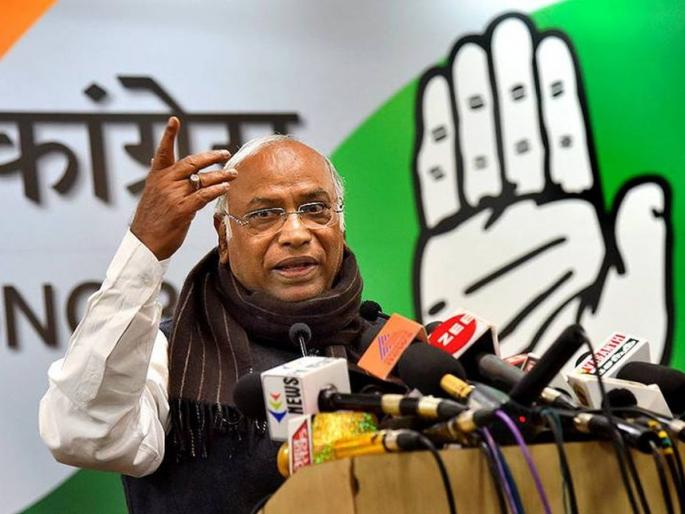 Karnataka Election before the election voting Congress is in trouble Election Commission has issued a notice to mallikarjun Kharge | Karnataka Election : कर्नाटकात मतदानापूर्वीच काँग्रेस अडचणीत, निवडणूक आयोगाची खर्गेंना नोटीस; पण कारण काय? Karnataka Election before the election voting Congress is in trouble Election Commission has issued a notice to mallikarjun Kharge | Karnataka Election : कर्नाटकात मतदानापूर्वीच काँग्रेस अडचणीत, निवडणूक आयोगाची खर्गेंना नोटीस; पण कारण काय?