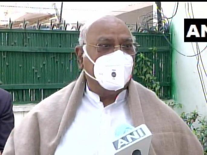 I am above 70 years of age You should give COVID19 vaccine to youngsters who have a longevity in life as opposed to me congress leader mallikarjun kharge | मल्लिकार्जुन खरगे म्हणाले, "माझं वय ७० पेक्षा अधिक, १०-१५ वर्षच शिल्लक; प्रथम तरूणांना लस द्या" I am above 70 years of age You should give COVID19 vaccine to youngsters who have a longevity in life as opposed to me congress leader mallikarjun kharge | मल्लिकार्जुन खरगे म्हणाले, "माझं वय ७० पेक्षा अधिक, १०-१५ वर्षच शिल्लक; प्रथम तरूणांना लस द्या"
