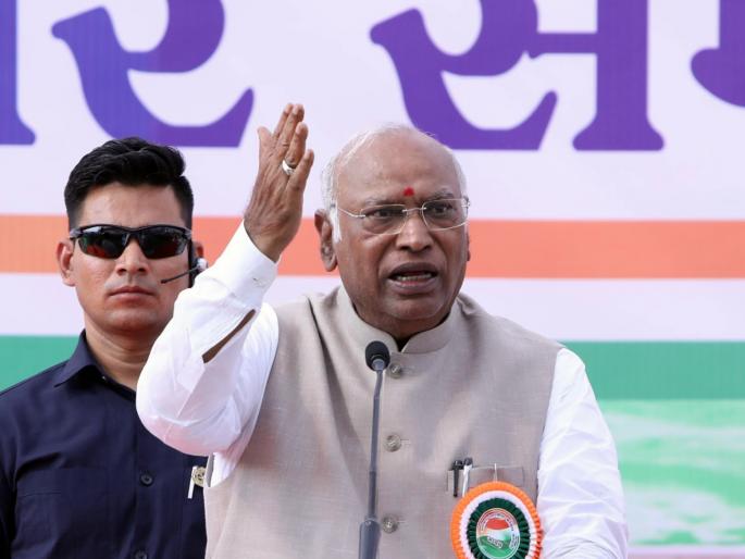 maharashtra assembly vidhan sabha election 2024 congress mallikarjun kharge asked what did pm modi do in 11 years and why does maharashtra elections have to do with article 370 | “मोदींनी ११ वर्षात काय केले? महाराष्ट्राच्या निवडणुकीचा ३७० कलमाशी काय संबंध?”: खरगे