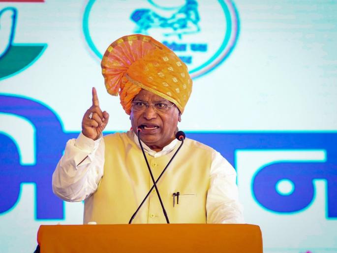 maharashtra assembly vidhan sabha election 2024 congress mallikarjun kharge claims people will pull down the mahayuti govt | “जनताच महायुतीला सत्तेतून खाली खेचेल, लोकसभेनंतर विधानसभेला मविआला विजयी करा”: खरगे maharashtra assembly vidhan sabha election 2024 congress mallikarjun kharge claims people will pull down the mahayuti govt | “जनताच महायुतीला सत्तेतून खाली खेचेल, लोकसभेनंतर विधानसभेला मविआला विजयी करा”: खरगे