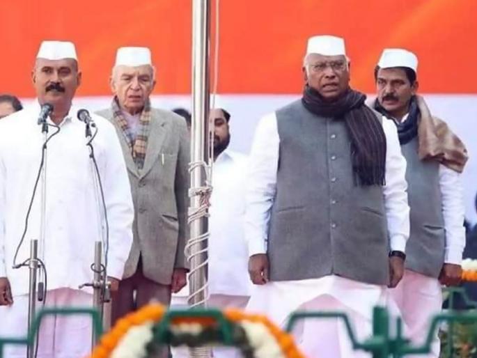 india core spirit under attack mallikarjun kharge criticism of the center on the foundation day of congress | भारताच्या मूळ भावनेवर हल्ला होत आहे: खरगे; काँग्रेसच्या स्थापनादिनी केंद्रावर टीका india core spirit under attack mallikarjun kharge criticism of the center on the foundation day of congress | भारताच्या मूळ भावनेवर हल्ला होत आहे: खरगे; काँग्रेसच्या स्थापनादिनी केंद्रावर टीका