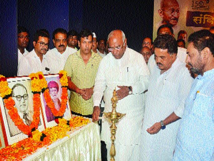 The forthcoming election is 'Constitution Against Manusmriti' - Mallikarjun Kharge | आगामी निवडणूक ही ‘संविधान विरुद्ध मनुस्मृती’ - मल्लिकार्जुन खर्गे The forthcoming election is 'Constitution Against Manusmriti' - Mallikarjun Kharge | आगामी निवडणूक ही ‘संविधान विरुद्ध मनुस्मृती’ - मल्लिकार्जुन खर्गे