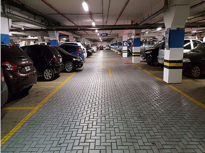 On the lines of Pune, free parking in malls in Nashik? | पुण्याच्या धर्तीवर नाशिकमधील मॉलमध्येही फ्री पार्कीग ? On the lines of Pune, free parking in malls in Nashik? | पुण्याच्या धर्तीवर नाशिकमधील मॉलमध्येही फ्री पार्कीग ?