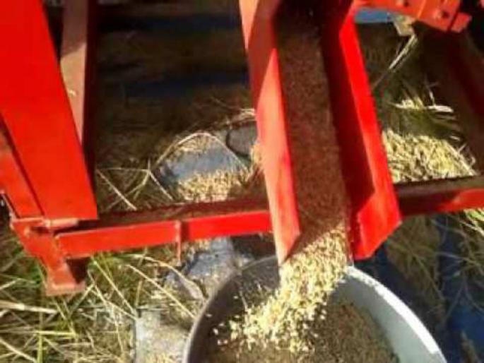 The unfortunate death of the school girl stuck in the drainage machine, the incidents of Kumthe village near Solapur, have taken the creature from it! | मळणी यंत्रात अडकून शाळकरी मुलीचा दुदैवी मृत्यू, सोलापूरजवळील कुमठे गावातील घटना, ओढणीने तिचा घेतला जीव ! The unfortunate death of the school girl stuck in the drainage machine, the incidents of Kumthe village near Solapur, have taken the creature from it! | मळणी यंत्रात अडकून शाळकरी मुलीचा दुदैवी मृत्यू, सोलापूरजवळील कुमठे गावातील घटना, ओढणीने तिचा घेतला जीव !