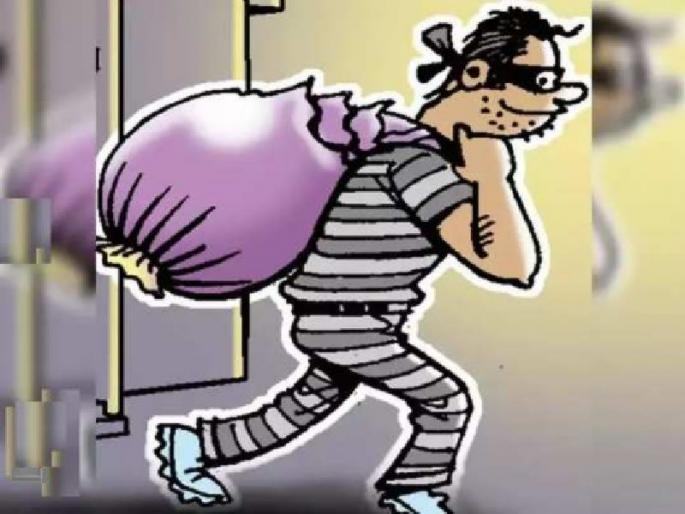 Thieves attack 10 acres of cotton, fear among farmers | १० एकर शेतातील कापसावर चोरट्यांचा डल्ला; शेतकऱ्यांत भीतीचे वातावरण Thieves attack 10 acres of cotton, fear among farmers | १० एकर शेतातील कापसावर चोरट्यांचा डल्ला; शेतकऱ्यांत भीतीचे वातावरण