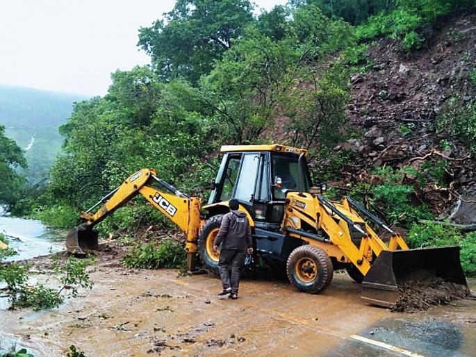 After the monsoon, landslides caused traffic jams in two valleys | पावसानंतर भूस्खलनाने दोन घाटातील वाहतूक ठप्प After the monsoon, landslides caused traffic jams in two valleys | पावसानंतर भूस्खलनाने दोन घाटातील वाहतूक ठप्प