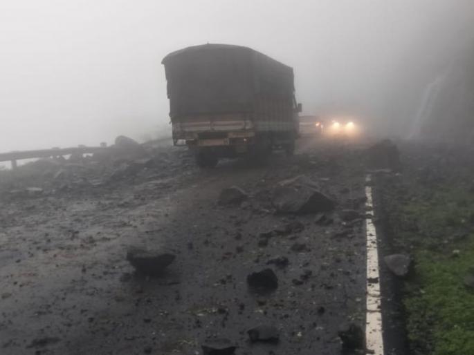 Traffic in Malsege Ghat collapses, traffic precaution after detention | माळशेज घाटात दरड कोसळली, खोळंब्यानंतर वाहतूक पूर्वव्रत Traffic in Malsege Ghat collapses, traffic precaution after detention | माळशेज घाटात दरड कोसळली, खोळंब्यानंतर वाहतूक पूर्वव्रत