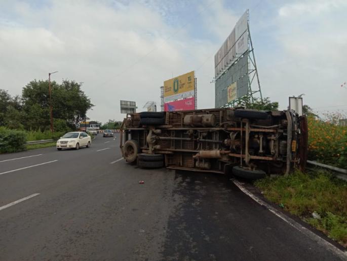 Truck was collapsed on the Pune-Mumbai Expressway in Kiwale flyover; Driver death | पुणे- मुंबई द्रुतगती महामार्गावरील किवळे उड्डाणपुलावर मालट्रक पलटी ; चालक ठार  Truck was collapsed on the Pune-Mumbai Expressway in Kiwale flyover; Driver death | पुणे- मुंबई द्रुतगती महामार्गावरील किवळे उड्डाणपुलावर मालट्रक पलटी ; चालक ठार