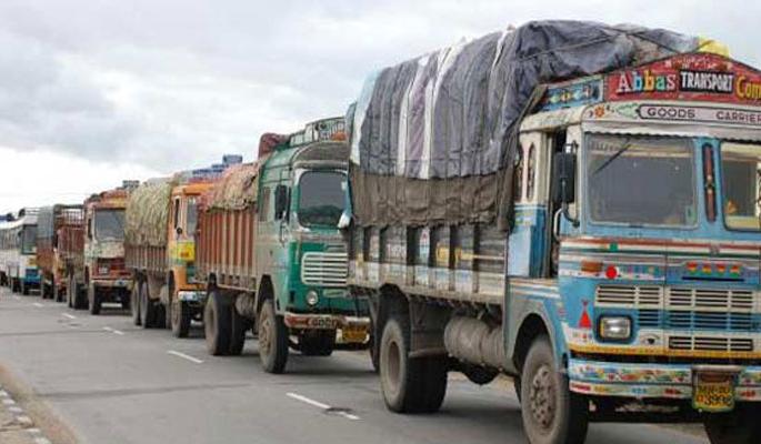 coronavirus : Vehicles transporting essential goods will now require an RTO certificate rsg | जीवनावश्यक वस्तूंची वाहतूक करणाऱ्या वाहनांना आता लागणार आरटीओचे प्रमाणपत्र coronavirus : Vehicles transporting essential goods will now require an RTO certificate rsg | जीवनावश्यक वस्तूंची वाहतूक करणाऱ्या वाहनांना आता लागणार आरटीओचे प्रमाणपत्र